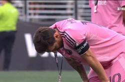 英雄联盟总决赛2025-一队球员瞄准机会射门，成功破门得分