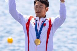 LOL决赛-厄瓜多尔游泳选手在比赛中勇夺金牌