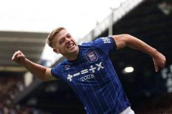 LOL赛事-曼城阵中年轻球员崭露头角，展现出不俗实力