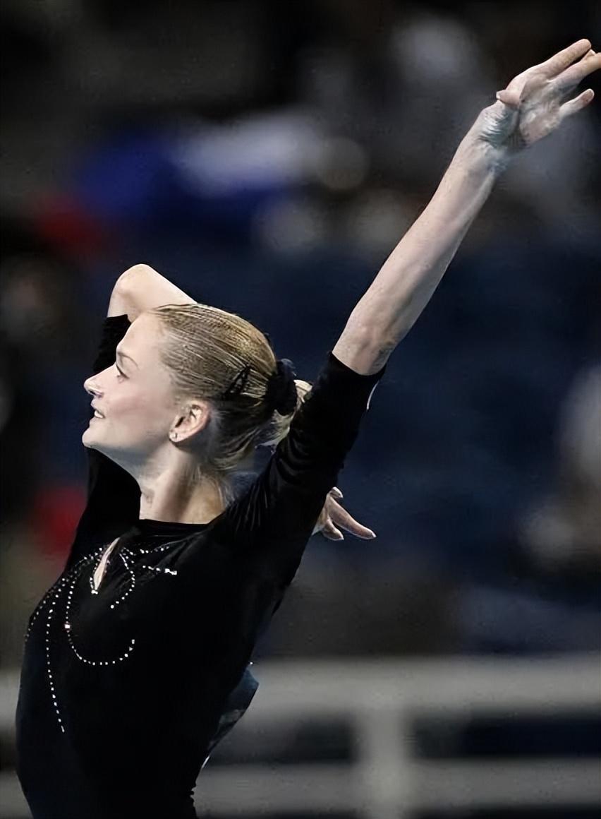 俄罗斯选手飒爽出场，斩获金牌