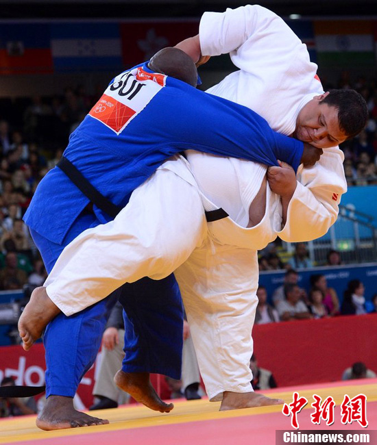 游泳比赛中出现惊人逆转，现场观众惊呼连连的简单介绍