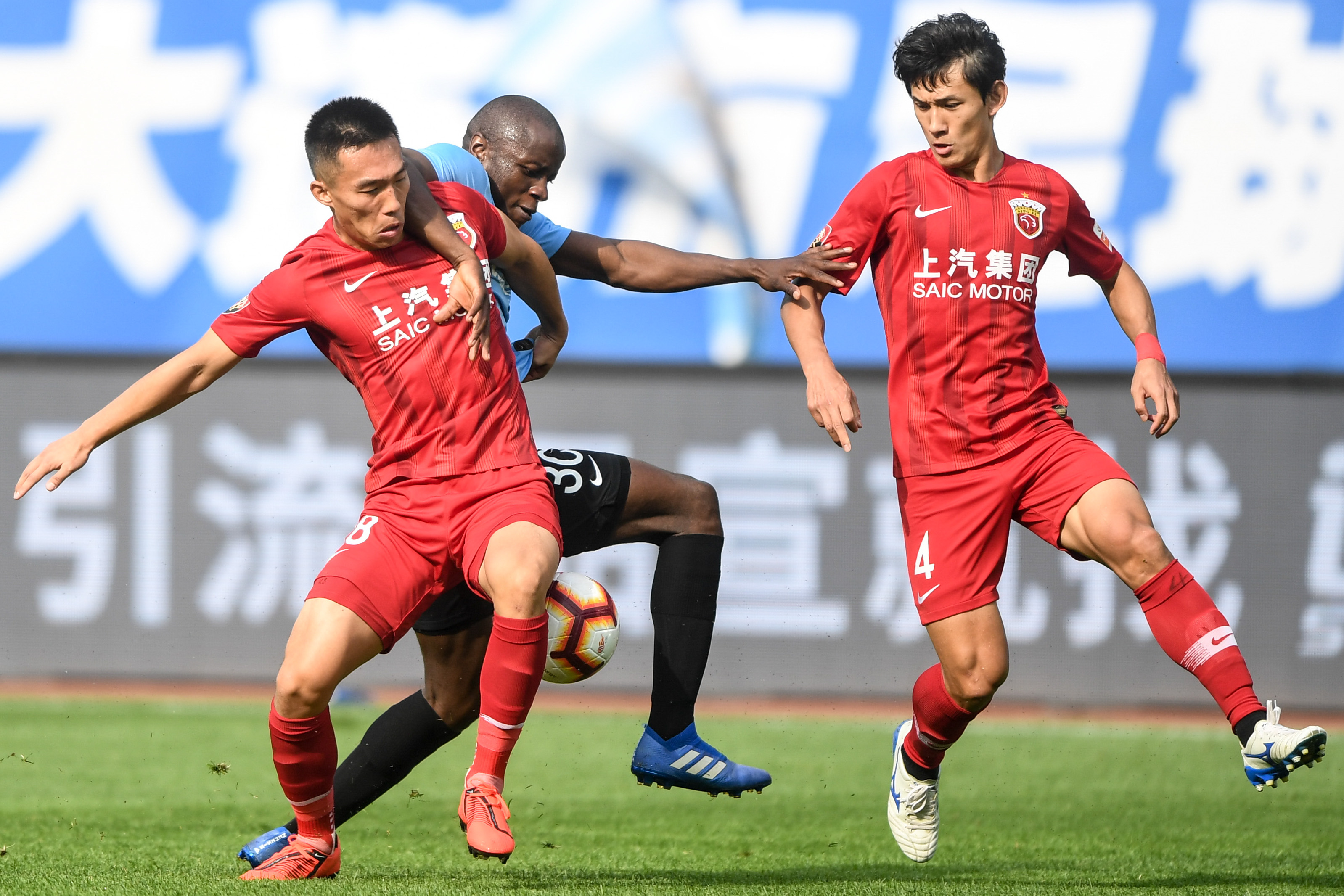 上海上港客场逆转，力保前三的简单介绍