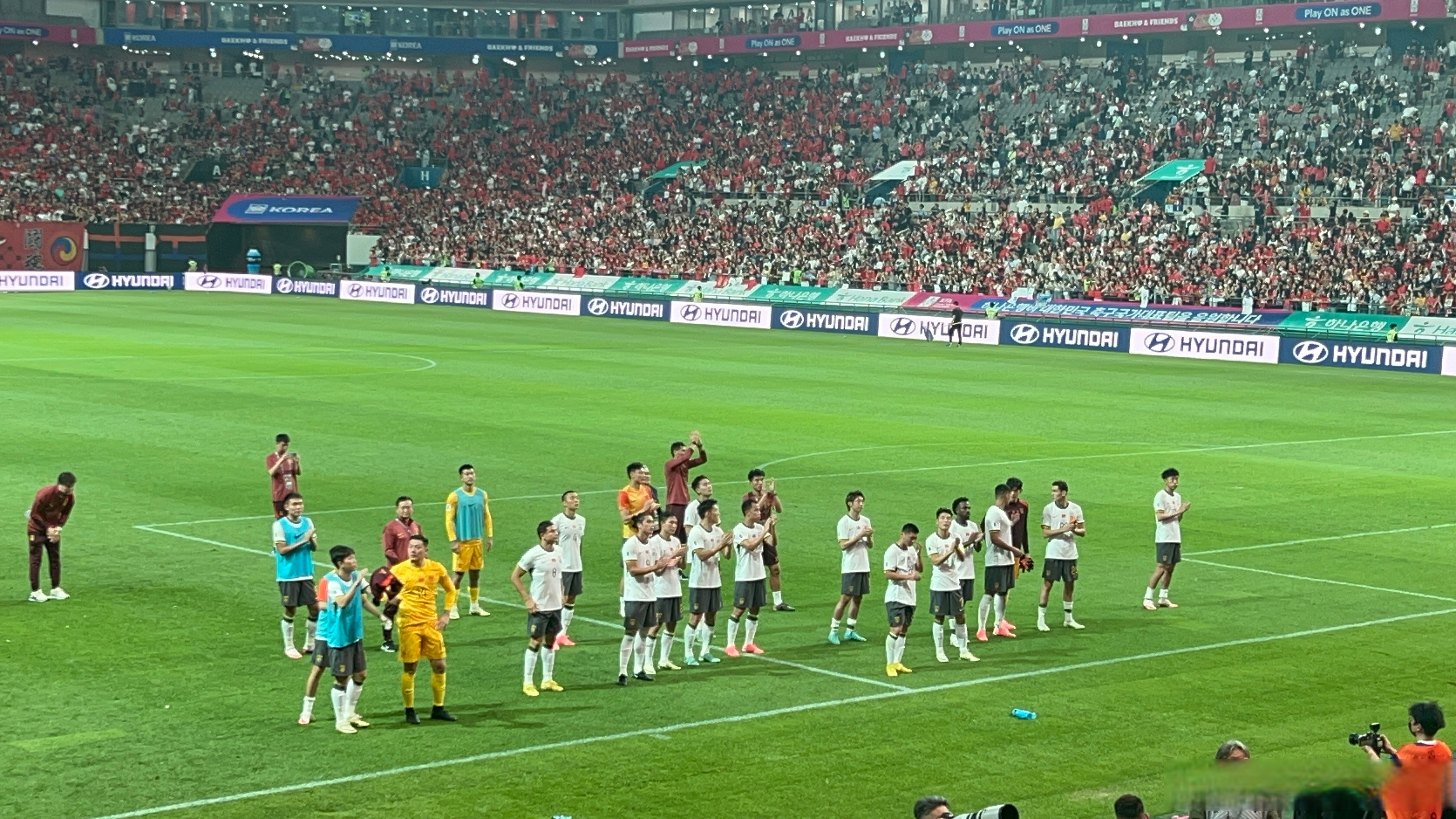 荷兰队员技术娴熟,在比赛中展现出色表现 荷兰队员技术娴熟,在比赛中展现出色表现