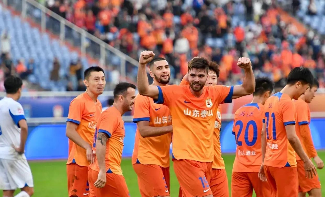 包含国内足球联赛再次掀起热烈战局，两队紧密对垒的词条