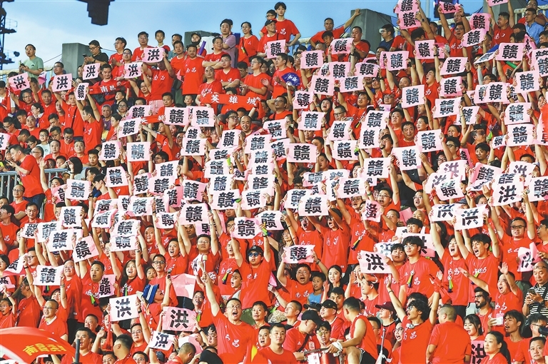 一场经典之战!足球点燃球迷热情 一场经典之战!足球点燃球迷热情