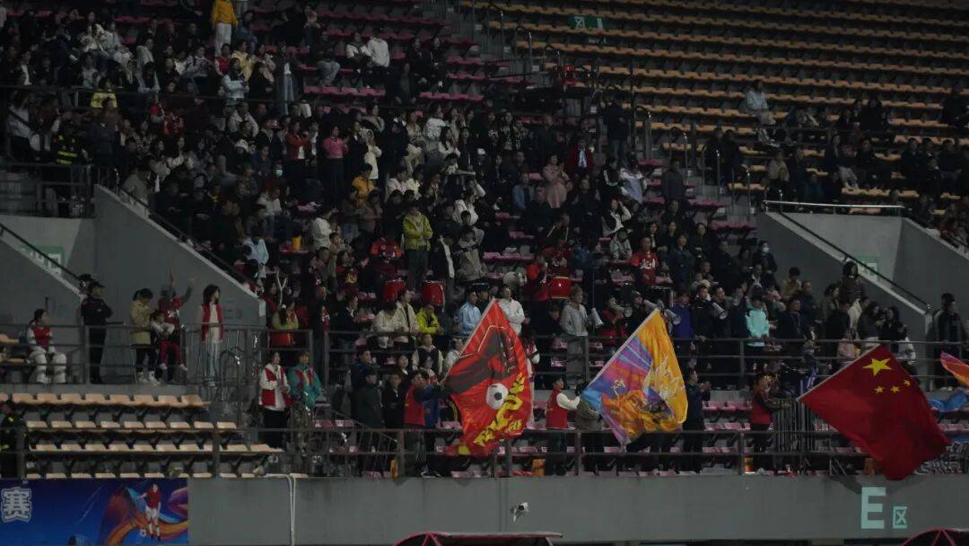 一场经典之战!足球点燃球迷热情 一场经典之战!足球点燃球迷热情